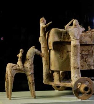 Athen. Archäologisches Nationalmuseum. Begräbniswagen (Fragment), proto-attisch, 2. Hälfte 7. Jh., orientalisierendes Terrakotta-Votiv. Höhle von Vari am Hymettos