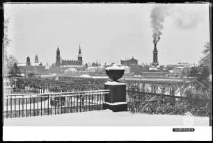 Dresden im Schnee, Blick vom Neustädter Elbufer auf die Altstadt