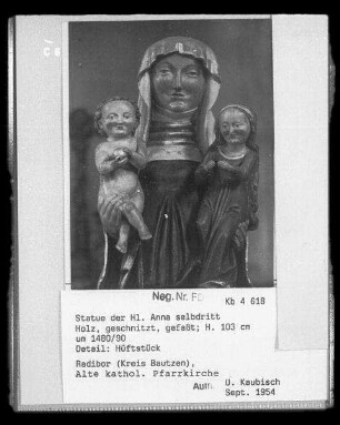Anna Selbdritt : Statue der Heiligen Anna selbdritt. Holz, geschnitzt, gefasst; Höhe 103 cm. Um 1480/1490. Detail: Hüftstück. Radibor, Alte Pfarrkirche