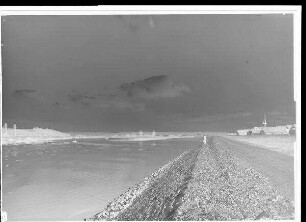 Staustufe Gerlachshausen-Volkach. Blick in den Unterkanal der Schleuse Gerlachshausen; rechts die Ortschaft Gerlachshausen; Aufnahme mit Weitwinkelobjektiv. Schweinfurter Pegel = 90cm.