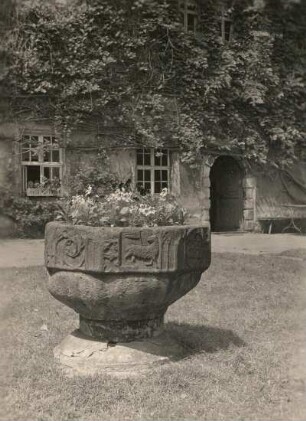 Taufstein : Miltiz, Rittergut, als Blumenkübel genutzter Taufstein im Hof vor dem Herrenhaus