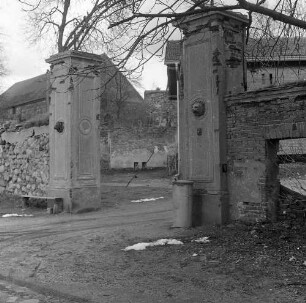 Prötzel, Am Park 1. Schloss Prötzel (1712/1717, A. Schlüter; 1859 Umbau, F. A. Stüler; 1924 Umbau). Wirtschaftshof (um 1770) mit Wirtschaftsgebäuden und Stallungen. Ansicht mit Hofeingang