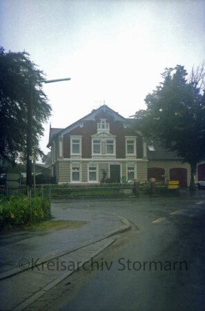 Havighorst: Dorfstraße 10: Wohnhaus: giebelständige Straßenfront: rechts Querbau mit Garagen