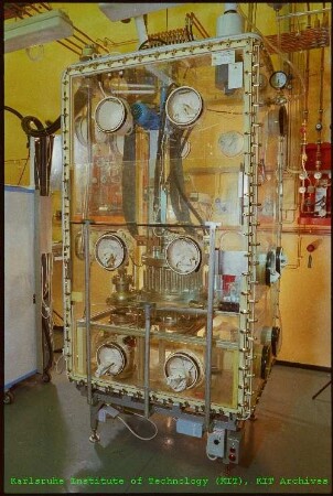 Glovebox mit unbekanntem Versuchsaufbau am Europäischen Institut für Transurane (ITU)