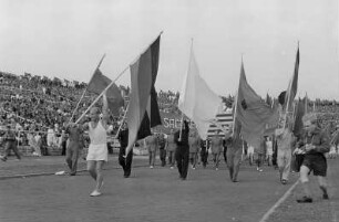 Sportlerparade im Walter-Ulbricht-Stadion : Fahnenträger im Paradezug beim Marsch im Stadion