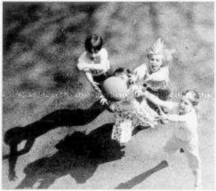 Blick von oben auf ballspielende Kinder (Prämiertes Foto Sonderthema: Spiele spielen)