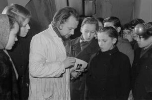 Schülerinnen und Schüler an der Hochschule für Grafik und Buchkunst beim Ausprobieren von Druckverfahren