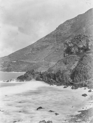 Steilküste : Blick vom Strand auf die Steilküste Teneriffas