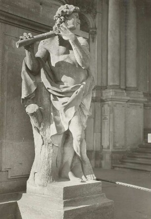 Flötenspieler : Heermann, Paul. Flötenspieler. Sandstein, um 1716. Dresden, Zwinger, am Kronentor, Hofseite