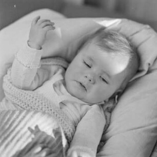 Kleinkind im Bett