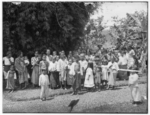Bei Batavia (Jakarta), Indonesien. Gruppenaufnahme mit javanischen Kindern und Frauen, wohl bei Batavia, für den Fotografen posierend