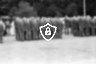 Exer: landesweite Vereidigung von Polizeianwärtern für Schleswig-Holstein: in Gruppen angetretene junge Polizisten: hinten Zuschauer und Bäume: 15. September 1996