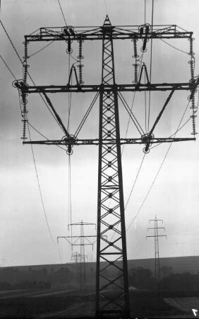 Deutschland. Erste 220/380 kV-Freileitung der Firma Elektroarmaturenwerk JWH Radebeul. 220-kV-Verdrillungsmast