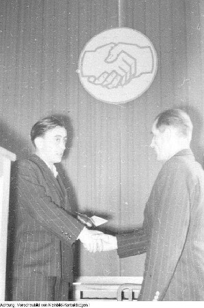 Parteidokumente an Landesleitung, 26. September 1951 & Tagung der Landesleitung der SED, Übergabe der neuen SED-Parteidokumente, 1951