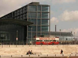 Berliner Hauptbahnhof, davor Rundfahrtbus