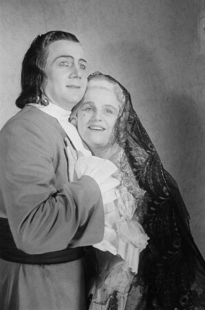 Szenenbilder aus der Oper "Manon" von Jules Massenet in der Deutschen Staatsoper Berlin : Szene mit Irma Beilke als Manon