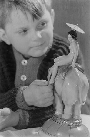 Porträt eines Jungen ( Lothar) mit einer Porzellanfigur