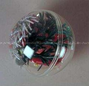 Christbaumschmuck: Kugel mit rotem Kondom in transparenter Verpackung