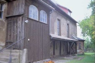 Langhauswand der Kirche mit Anbauten