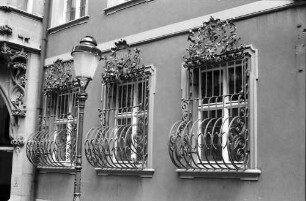 Freiburg: Fenstergitter der Sparkasse, Franziskanerstraße