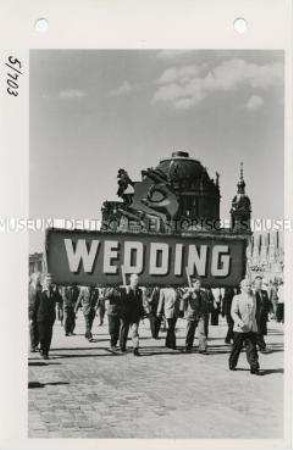 Westberliner Bürger im Demonstrationszug zum 1. Mai 1953 in Berlin