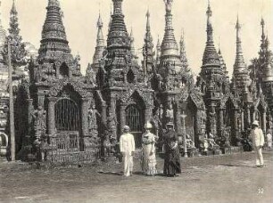 Rangun, Birma. Touristen posieren vor der Shwedagon-Pagode