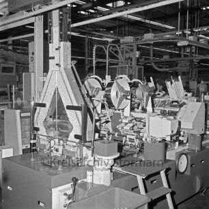 British American Tobacco B.A.T.: Beimoorweg: Zigarettenfabrik: Besichtigung durch Teilnehmer des Ersten Internationalen Tourenyacht-Treffens in Deutschland: Innenaufnahme: Produktionshalle: Maschine zur Herstellung von Zigaretten
