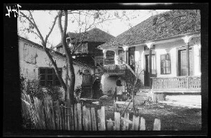 Odobești (=Rumänien): Frau im Hinterhof eines verwinkelten Anwesens mit Veranda