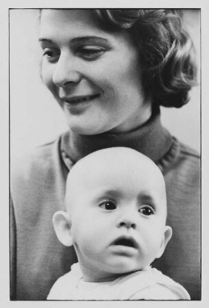 Frau Seidel mit ihrem Sohn (?)