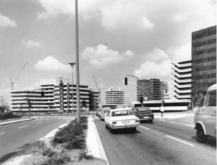 Hamburg-Winterhude. Die Bürostadt City-Nord befindet sich im Aufbau. Vier Gebäude von links: BP, Hamburgische Landesbank, C. Peters AG, und ESSO