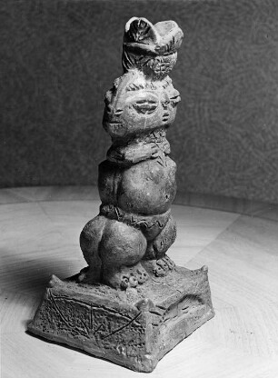 Atlantis-Figuren. Götze mit Krone. Keramik? von H. Groß(-Caracas?)