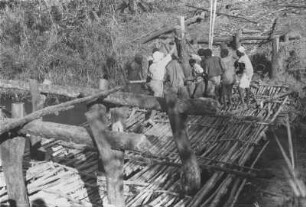 Bau der Lukumburu-Brücke : Arbeiter beim Bau einer einfachen Holzbrücke