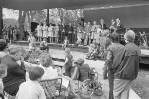 Spende des Internationalen Frauenclubs aus dem Erlös des Pfennigbasars 1972 an karitative Verbände