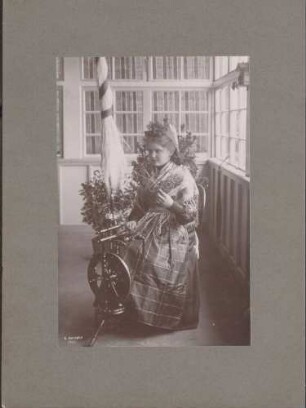 Spinnerin in Tracht aus Krozingen.