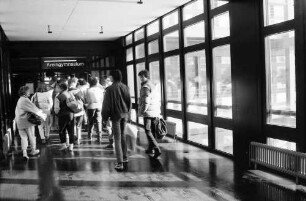 Kirchzarten: Schulzentrum; Schüler in dem Kreisgymnasium, Gruppe im Gang zum Kreisgymnasium