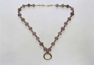 Halskette aus Amethystkugeln, Goldperlen und Perlen mit Lunula-Anhänger