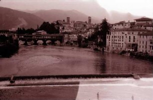 Bassano: Gesamtansicht, Brenta mit Ponte [degli Alpini] und Stadt