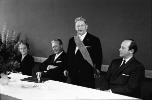 Freiburg: Regierungspräsidium; Anton Dichtel 60 Jahre; Anton Dichtel mit Schulterband und Stern spricht; von links nach rechts: Frau Dichtel, Ministerpräsident Kiesinger, Anton Dichtel, Innenminister Filbinger