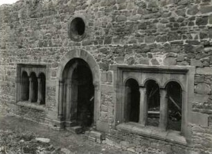Meißen-Klosterhäuser, Hochuferstraße. Ruine des Benediktiner-Nonnenklosters zum Heiligen Kreuz (1201/1250). Eingang des Kapitelsaales und Fenster
