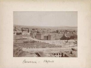 Kayseri von Südwesten : Blick aus südwestlicher Richtung auf die Stadt Kayseri und das Kastell. Im Vordergrund Basarhallen, links im Hintergrund Regierungsgebäude.