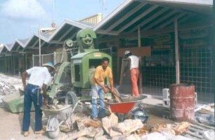 St. Maarten. Arbeiten an einer Beton-Mischmaschine auf dem Neubaugelände des Flughafens