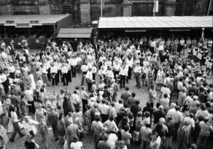 Freiburg: Freiburger Weinfest 1975; Besucher vor den Buden auf dem Münsterplatz; von oben