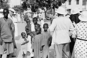 Reisefotos Senegal. Touristen beim Landgang mit Einheimischen