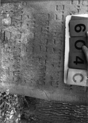 Grabstein 604 (Index: 100115270) Material: Sandstein Zustand: verwittert Maße HxBxT: 129x61x12 cm Beschreibung: Stele mit konkav eingezogenem Segmentbogenabschluß, eingetieftes, zweigeteiltes Schriftfeld Symbolik: Blüten Besonderheit: kulturhistorisch wertvoll / hist.-wiss. Gründe (Gemeindestellung): Grabstein 604C