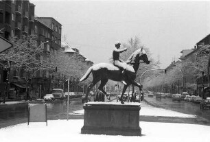 Berlin: Reiterstandbild im Schnee; Reichstraße Steubenplatz