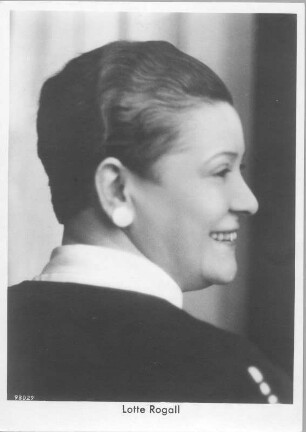 Porträt Lotte Rogall. Fotografie (Autogrammkarte mit Autograph verso, bezeichnet "Döbeln im Frühjahr 1939")