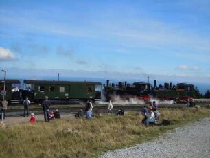 Brockenbahn - Bahnhof Brocken : Das Schienennetz der Harzer Schmalspurbahn ist 104 km lang. Züge fahren auch auf den 1142 m hohen Brockengipfel. Aufgenommen am 11. September 2010
