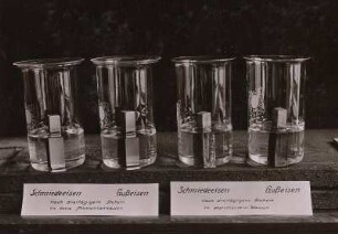 Schmiedeeisen und Gußeisen in Ammoniak bzw. destilliertem Wasser