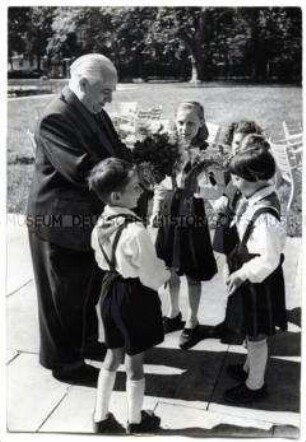 Zum Internationalen Kindertag empfing Wilhelm Pieck Pioniere der "Wilhelm-Pieck-Schule" Berlin-Pankow