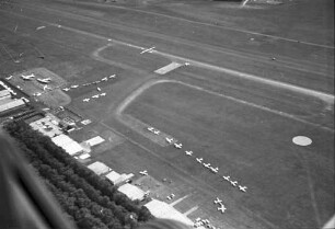 Freiburg: Luftbilder Flugplatz von der Rollbahn aus mit Oldtimershow; von Nordwesten her